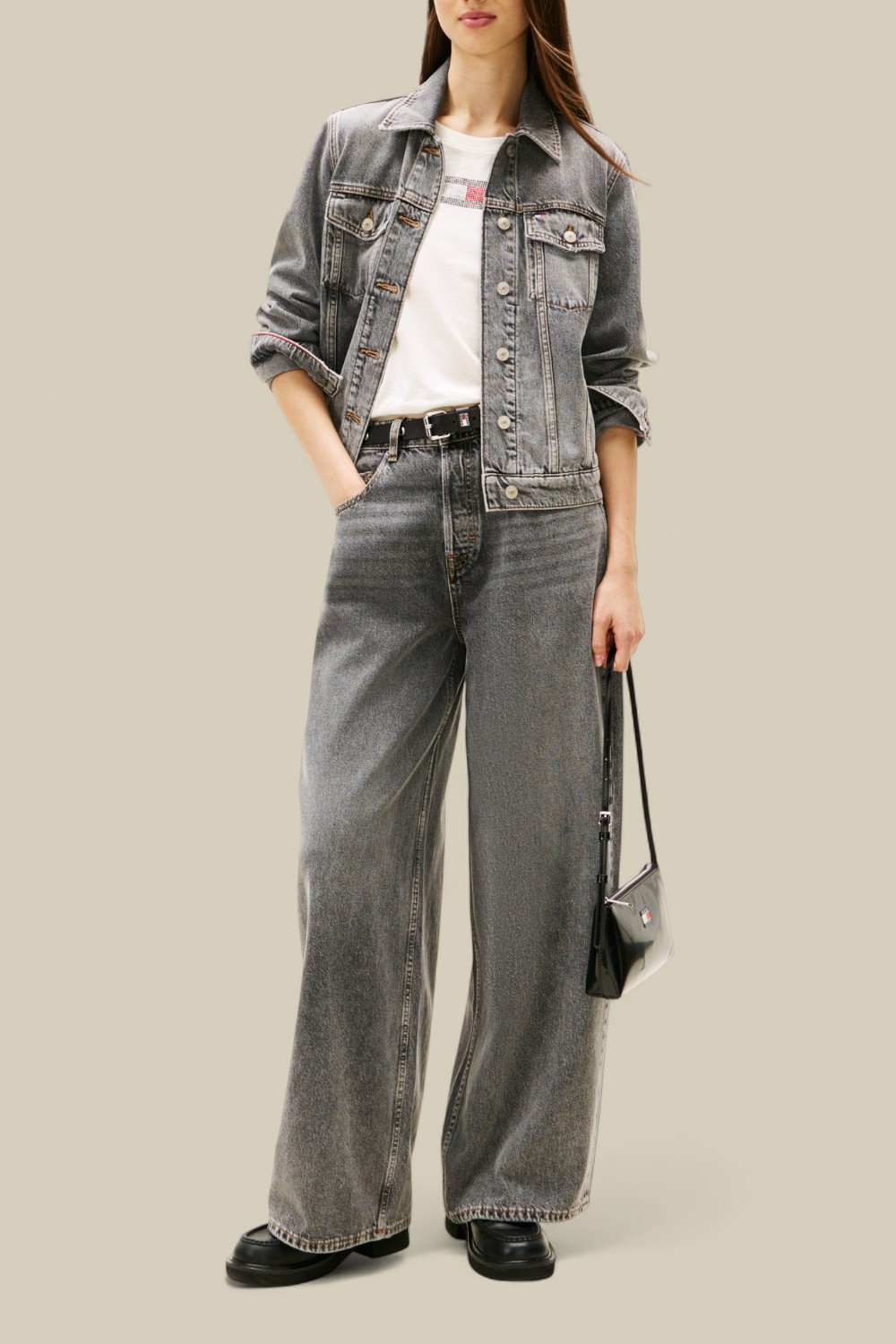 תמונת כל הלוק של מכנסי ג'ינס בגזרה רחבה